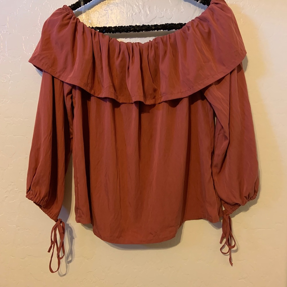 En Elly off the should ruffled top.